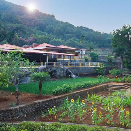 Ekam Lake House By Stayvista With Mountain & Lake Views, Outdoor Jacuzzi, Sauna, Modern Amenities & Kitchen Garden Pune Eksteriør billede