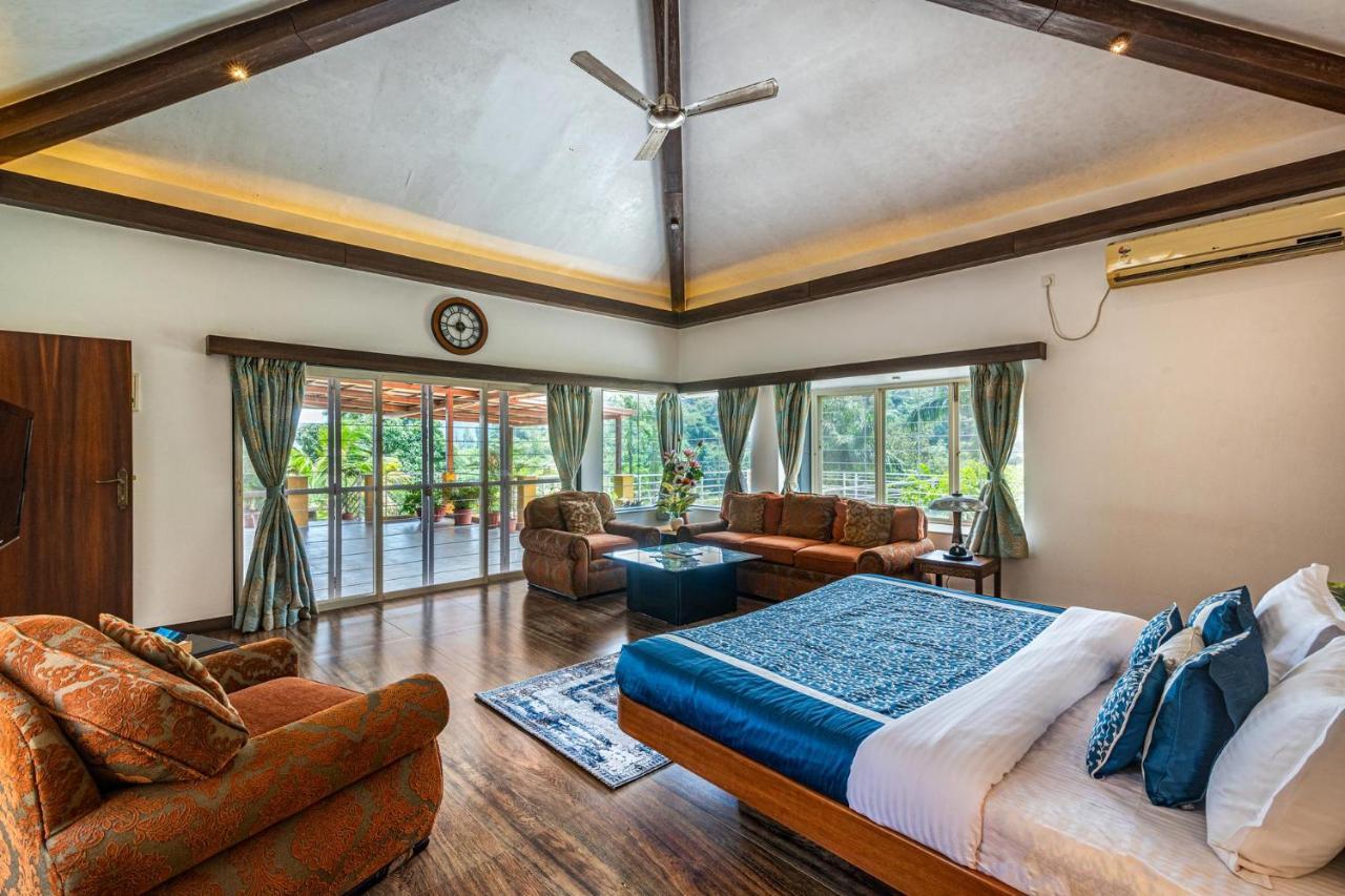 Ekam Lake House By Stayvista With Mountain & Lake Views, Outdoor Jacuzzi, Sauna, Modern Amenities & Kitchen Garden Pune Eksteriør billede