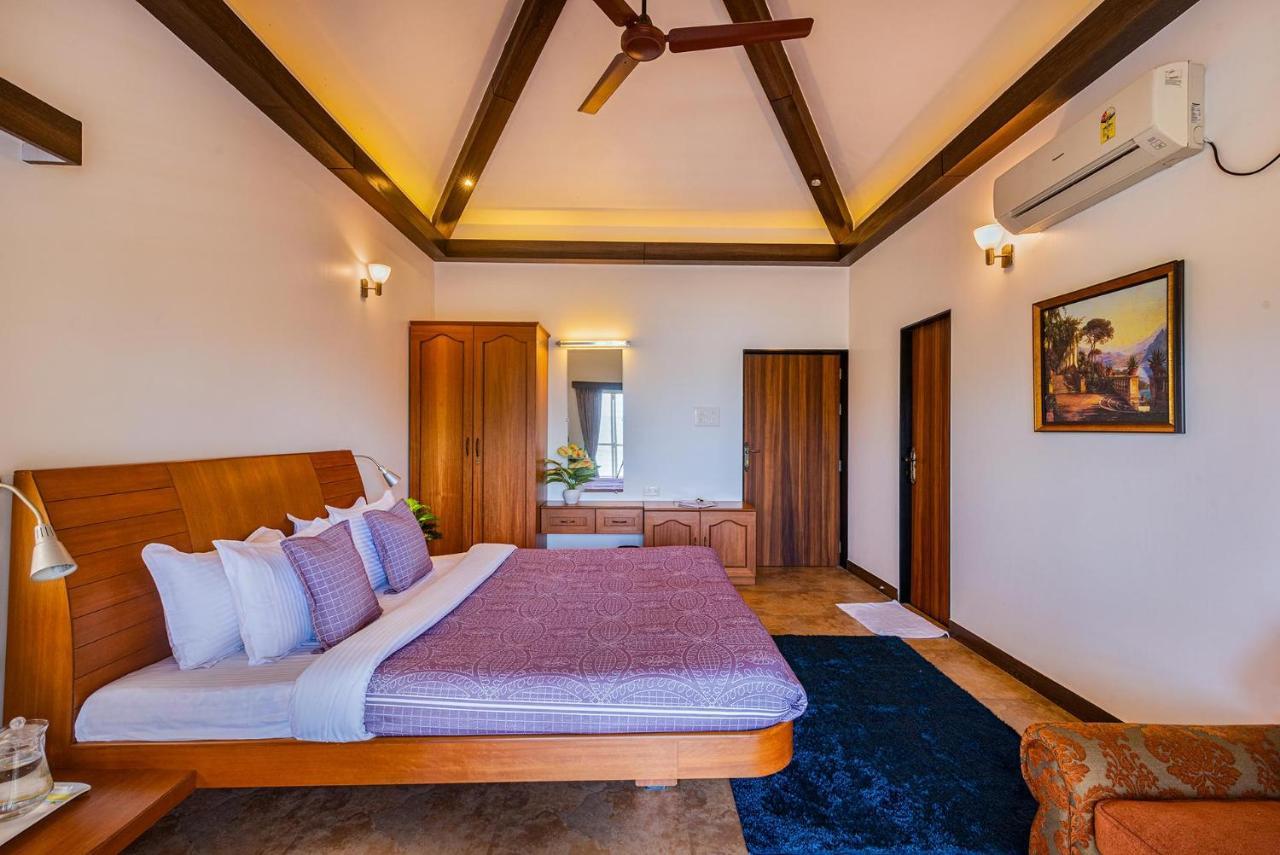 Ekam Lake House By Stayvista With Mountain & Lake Views, Outdoor Jacuzzi, Sauna, Modern Amenities & Kitchen Garden Pune Eksteriør billede