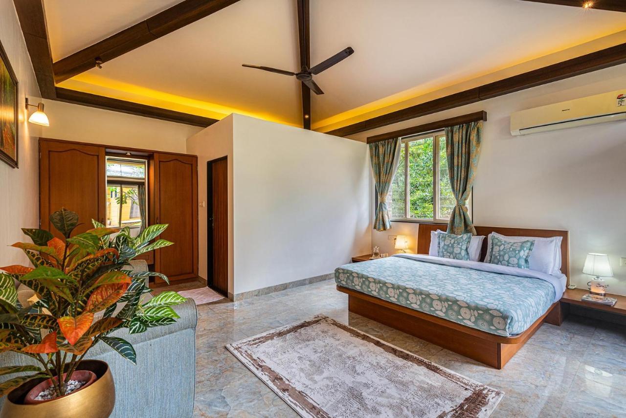 Ekam Lake House By Stayvista With Mountain & Lake Views, Outdoor Jacuzzi, Sauna, Modern Amenities & Kitchen Garden Pune Eksteriør billede