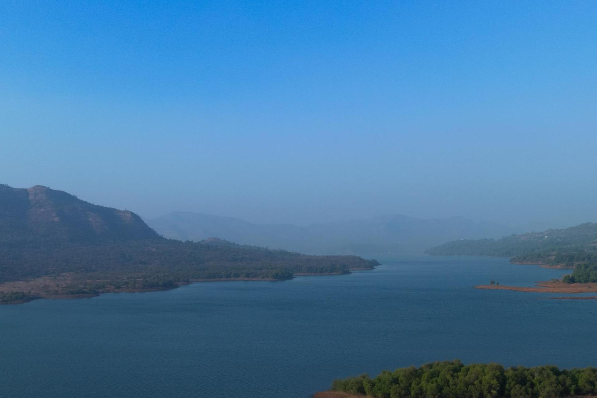 Ekam Lake House By Stayvista With Mountain & Lake Views, Outdoor Jacuzzi, Sauna, Modern Amenities & Kitchen Garden Pune Eksteriør billede