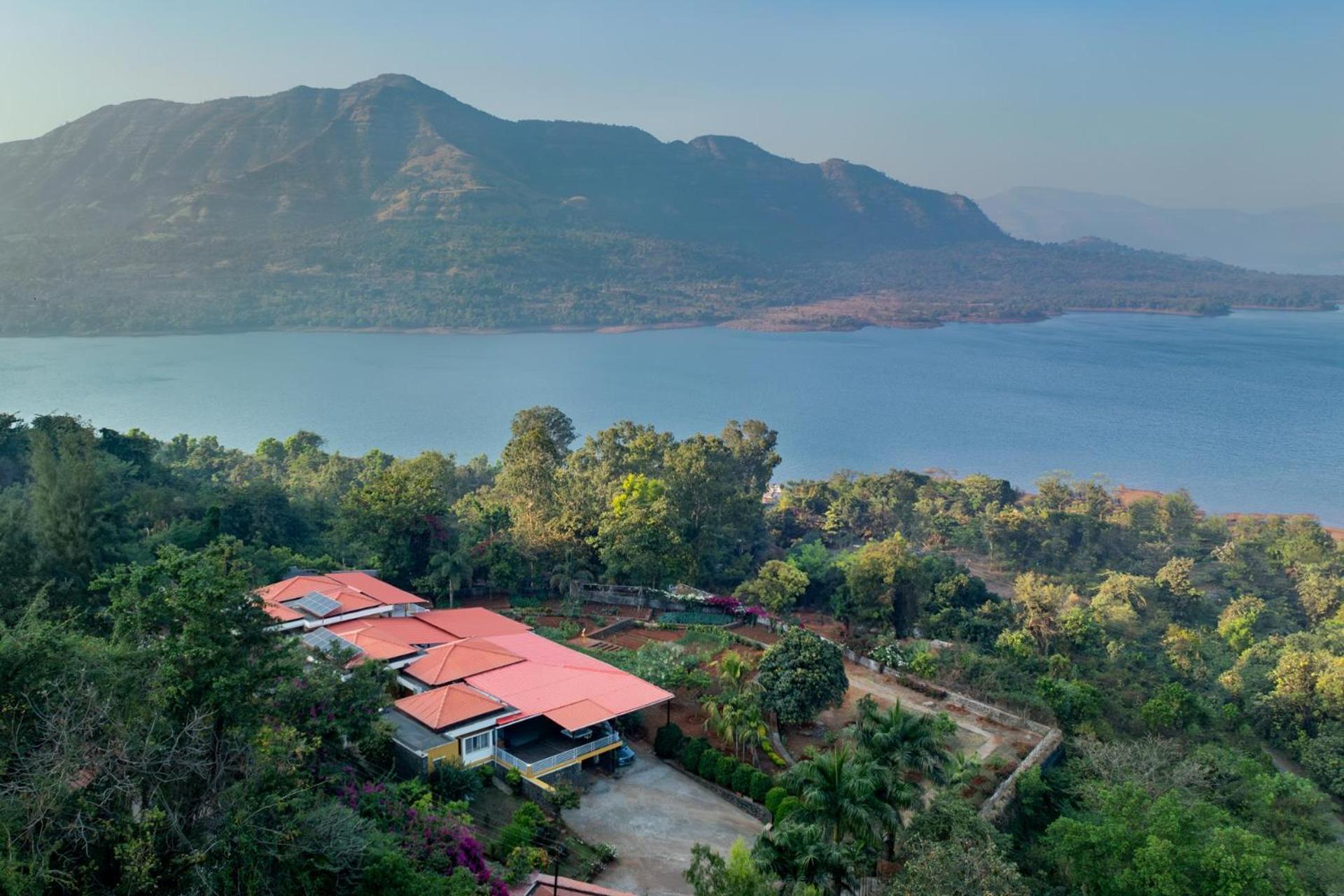 Ekam Lake House By Stayvista With Mountain & Lake Views, Outdoor Jacuzzi, Sauna, Modern Amenities & Kitchen Garden Pune Eksteriør billede