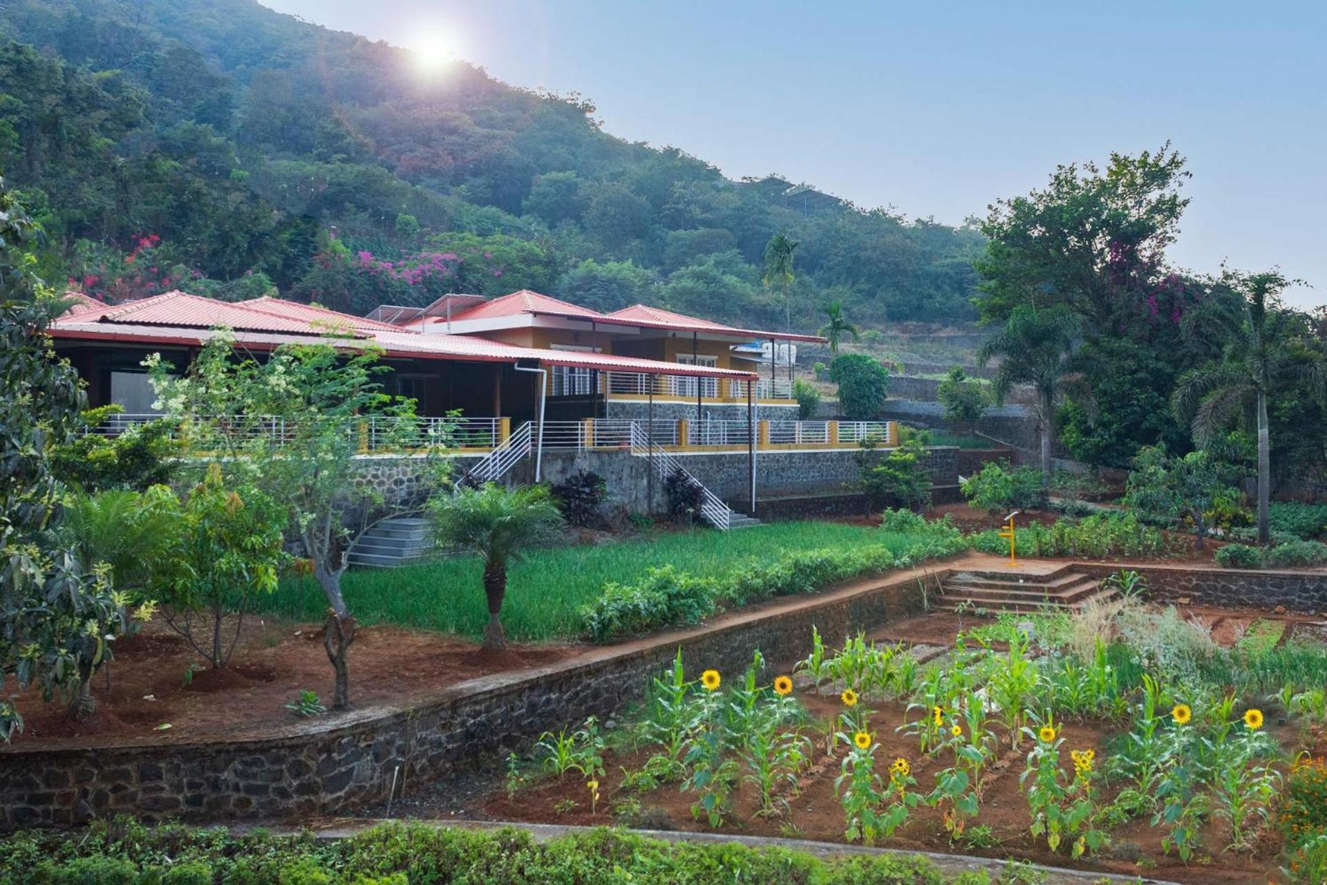 Ekam Lake House By Stayvista With Mountain & Lake Views, Outdoor Jacuzzi, Sauna, Modern Amenities & Kitchen Garden Pune Eksteriør billede