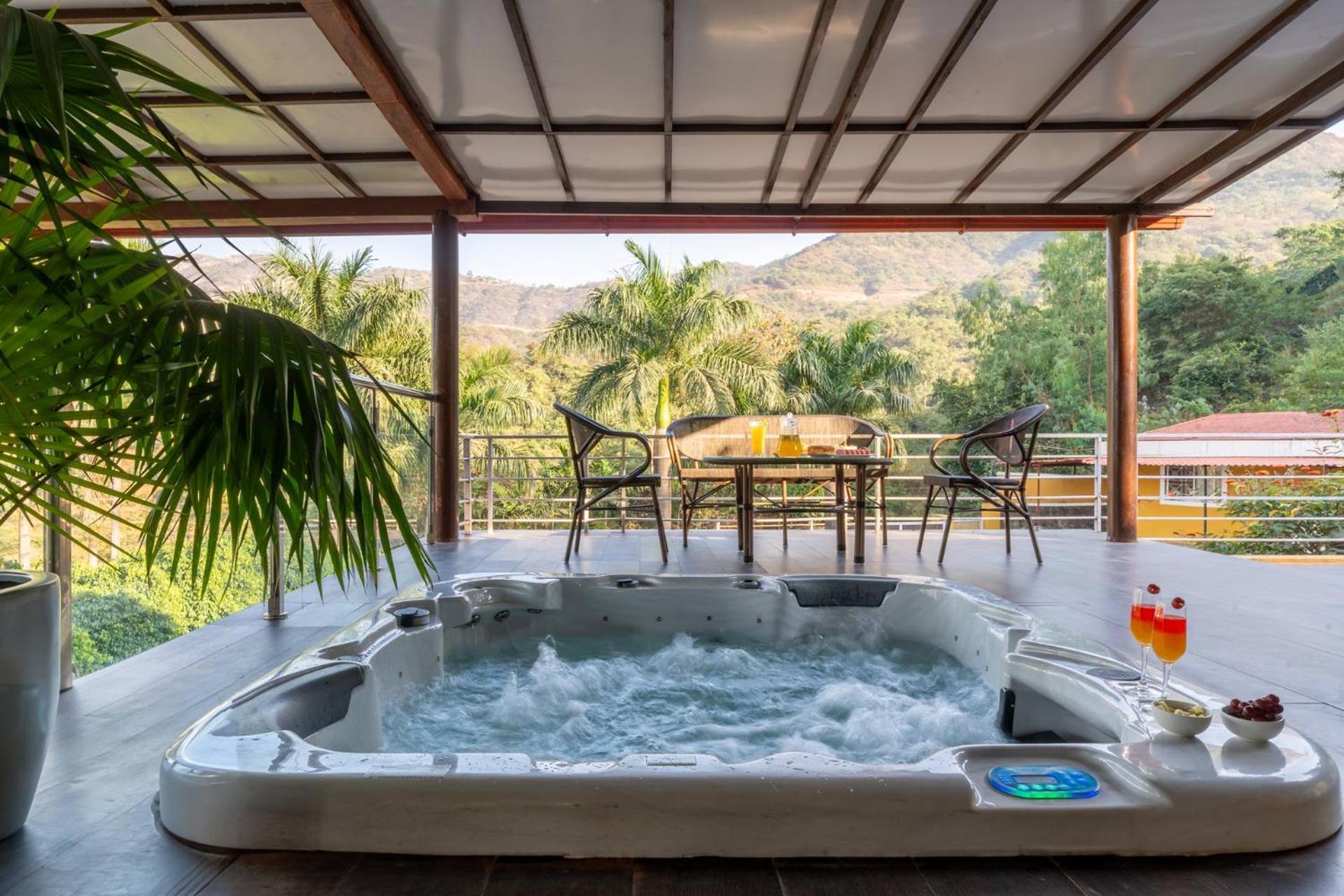 Ekam Lake House By Stayvista With Mountain & Lake Views, Outdoor Jacuzzi, Sauna, Modern Amenities & Kitchen Garden Pune Eksteriør billede